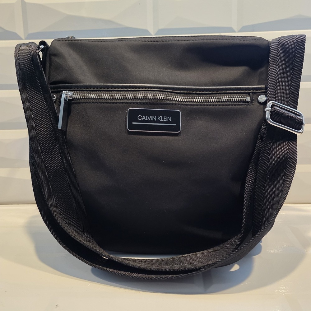Calvin Klein HANDBAG ~ Black Messenger Crossbody ~ Top Zip ~ Zip Pockets Susex